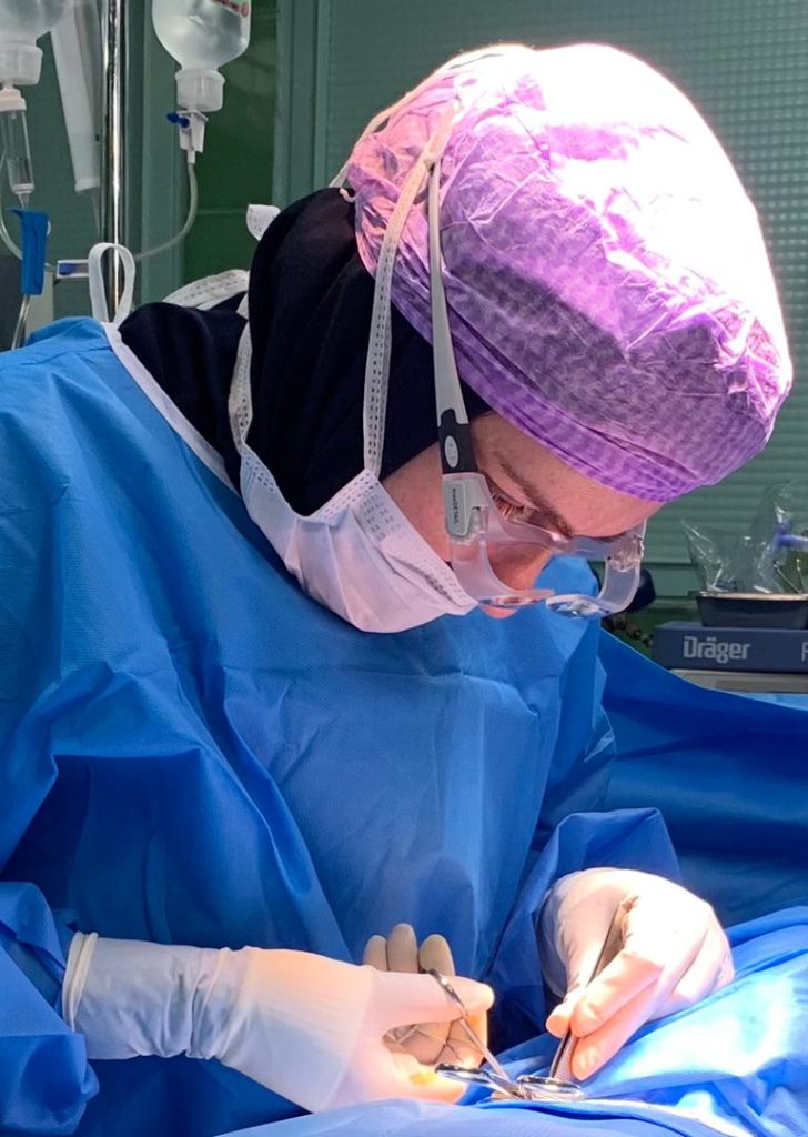 دکتر لیلا زنجانی حین عمل جراحی پارگی بنکارت