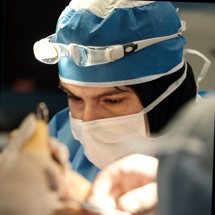 تصویر دکتر لیلا اوریادی زنجانی حین جراحی فلج ارب